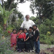 Robert Hinshaw with children of Tzununá (photo: Linda Dycus Hinshaw)