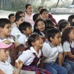 Pancho Toralla and Tonibelle entertain the schoolchildren at an El Teatro Escolar en Antigua event