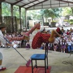 Pancho Toralla and Tonibelle entertain the schoolchildren at an El Teatro Escolar en Antigua event