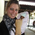 Tessa de Goede with a small patient (www.catwalksaroundtheworld.com)