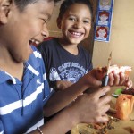 A couple of students enjoy class in San Gaspar