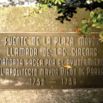 Plaque commemorating the designer of the central fountain, Diego de Porres (photo by Rudy Girón)