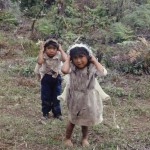Niños acarreando agua (Jocotán, Chiquimula) —Angel M. Iturbide C.