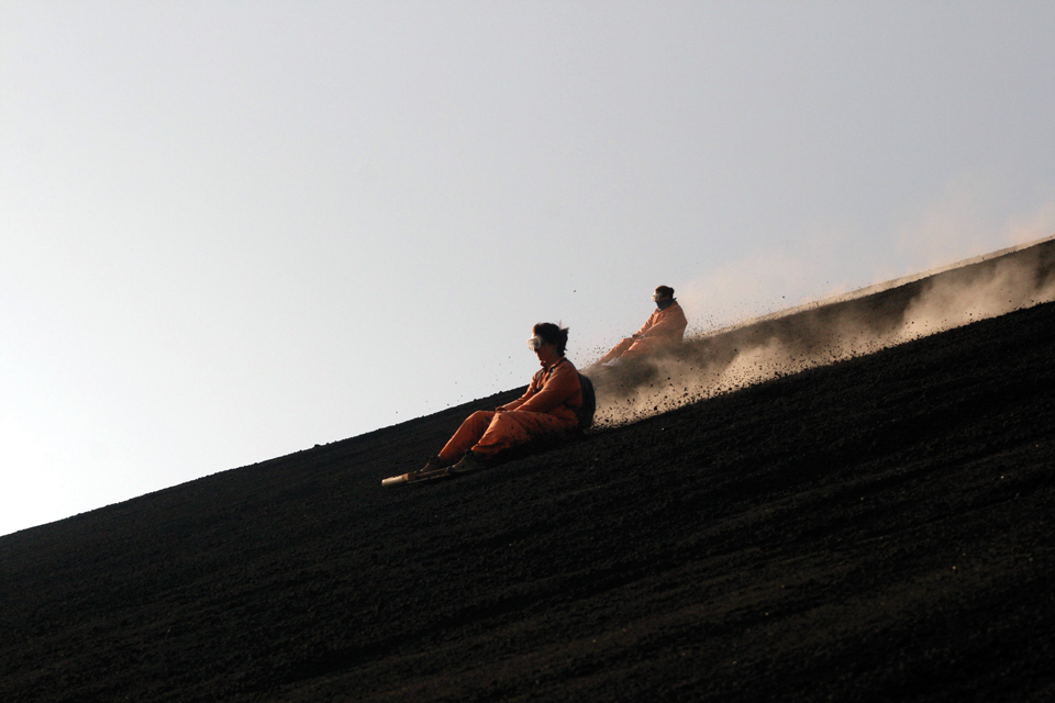 Volcano surfing. Вулканобординг. Вулканический серфинг фото. Хобби вулкановый сёрфинг. Экстремальный спорт в Никарагуа.