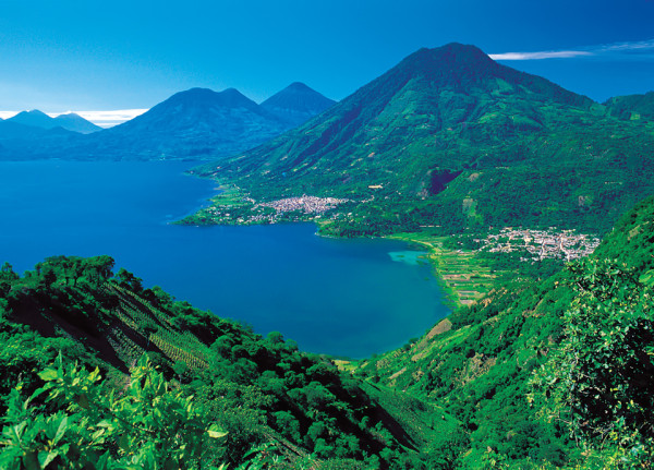 Lake Atitlán in green and blue  (Thor Janson/www.bushmanollie.com)