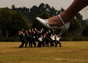 Posición/Position: 1er lugar / 1st place  Premio:  6 botellas de vino La Chamiza / 6 bottles of wine La Chamiza Tema/theme: Foto humorística de Guatemala / Humorous photo Título/title: Perspectiva forzada / Forced perspective Lugar/place: San José Pinula, Guatemala Autor/author: Tono Valdés Web: www.tonovaldes.com