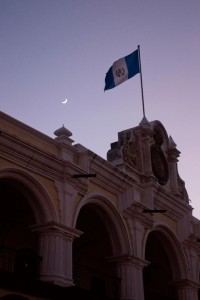 Posición/Position: 1er lugar / 1st place  Premio:  Cena para dos en el restaurante La Peña de Sol Latino / Dinner for two at La Peña de Sol Tema/theme: Patriotismo guatemalteco / Guatemalan Patriotism Título/title: Luna patria Lugar/place: La Antigua Guatemala Autor/author: Isabel González Chang Web: www.aresemenen.wordpress.com