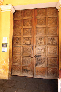 Entrance to La Merced Monastery, one of the few original doors of Antigua (César Tián / www.revue.gt)
