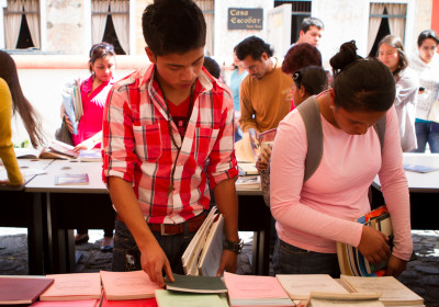 Entrega de libros por CFCE en La Antigua Guatemala, photo by Nelo Mijangos