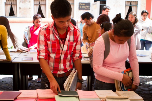 Entrega de libros por CFCE en La Antigua Guatemala, photo by Nelo Mijangos