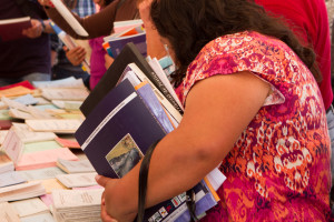 Entrega de libros por CFCE en La Antigua Guatemala, photo by Nelo Mijangos