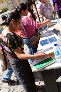 Entrega de libros por CFCE en La Antigua Guatemala, photo by Nelo Mijangos