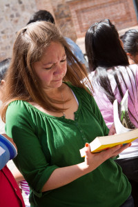 Entrega de libros por CFCE en La Antigua Guatemala, photo by Nelo Mijangos