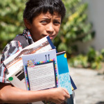 Entrega de libros por CFCE en La Antigua Guatemala, photo by Nelo Mijangos