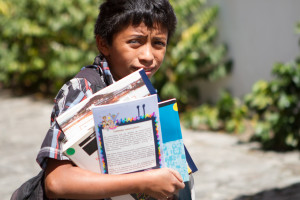 Entrega de libros por CFCE en La Antigua Guatemala, photo by Nelo Mijangos