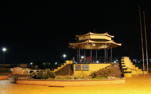 Posición/Position: 1er lugar / 1st place Premio: Una noche para dos personas en Hotel B’alam Ya cortesía de Hotel Panza Verde Tema/theme: Plazas o Plazuelas de Guatemala / Central Parks Título/title: Plaza Japón al anochecer Lugar/place: 24 avenida y 4a calle, zona 3, Quetzaltenango Autor/author: Harry Díaz Web: www.flickr.com/harrydiaz
