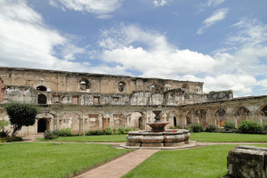 Posición/Position: Mención honorífica / Honorable mention Tema/theme: Plazas o Plazuelas de Guatemala / Central Parks Título/title: Plazuela en ruinas   Lugar/place: La Antigua Guatemala Autor/author: Jorge López