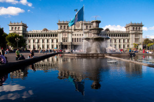 Posición/Position: 2do lugar / 2nd place Premio/Prize: 1 vale por Q300 para comer en El Cazador Italiano Tema/theme: Plazas o Plazuelas de Guatemala / Central Parks Título/title: Plaza de la constitución Lugar/place: Guatemala City Autor/author: Mario Mejía
