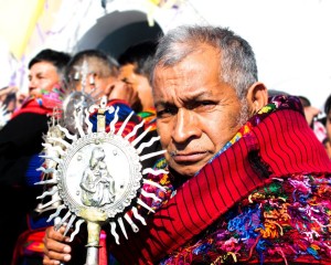 Posición/Position: Mención honorífica / Honorable mention Tema/theme: Retratos guatemaltecos / Guatemalan portraits Título/title: El Cofrade Lugar/place:  Chichicastenango, Quiché Autor/author: Alejandro Barillas Web: alejandrojose.webcindario.com 