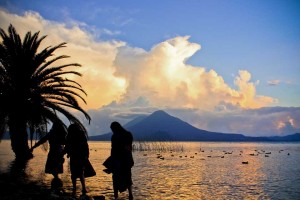 Posición/Position: Mención honorífica / Honorable mention Tema/theme: Ríos y lagos de Guatemala / Rivers and lakes in Guatemala Título/title: El placer de un lugar mágico... Lugar/place:  Lago de Atitlán, Sololá Autor/author: César V. Rosales