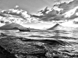 Posición/Position: 2do lugar / 2nd place Premio: 2 botellas de vino Tema/theme: Ríos y lagos de Guatemala / Rivers and lakes in Guatemala Título/title: Navegando en el Lago de Atitlán Lugar/place: Panajachel, Sololá Autor/author: Juan Pablo Noriega