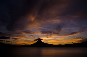 Posición/Position: 1er lugar / 1st place  Premio:  Cena para dos en el restaurante La Peña de Sol Latino / Dinner for two at La Peña de Sol Tema/theme: Ríos y lagos de Guatemala / Rivers and lakes in Guatemala Título/title: 31 de Dic en Atitlán  Lugar/place: Panajachel, Sololá Autor/author: Tono Valdés Web: www.tonovaldes.com