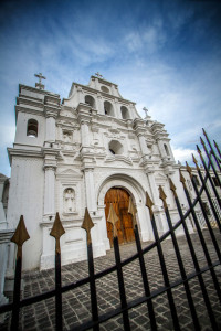 Posición/Position: 1er lugar / 1st place  Premio:  Cena para dos en el restaurante La Peña de Sol Latino / Dinner for two at La Peña de Sol Tema/theme: Iglesias de Guatemala / Churches in Guatemala Título/title: Catedral de San Raymundo  Lugar/place: San Raymundo, Guatemala Autor/author: Jairo Chamalé