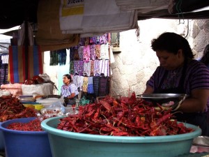 Posición/Position: Mención honorífica / Honorable mention Tema/theme: Mercados de Guatemala / Markets in Guatemala Título/title: En algun mercado de Guatemala Lugar/place: Mercado de Santiago Atitlán, Sololá Autor/author: José Hernández Web: www.fedeguatemala.wordpress.com