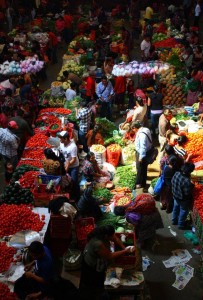 Posición/Position: 1er lugar / 1st place  Premio: 1 vale por Q300 para comer en El Cazador Italiano Tema/theme: Mercados de Guatemala / Markets in Guatemala Título/title: Sunday Food Market in Chichi Lugar/place: Chichicastenango, Quiché Autor/author: David Currier