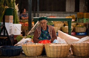 Posición/Position: 2do lugar / 2nd place Premio/Prize: Porta lapiceros de Jades Xibalbá Tema/theme: Mercados de Guatemala / Markets in Guatemala Título/title: Sin título Lugar/place: Mercado Antigua Guatemala Autor/author: Francesco Nadalini