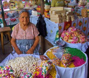 Posición/Position: 1er lugar / 1st place  Premio:  Cena para dos en el restaurante La Peña de Sol Latino / Dinner for two at La Peña de Sol Tema/theme: Mercados de Guatemala / Markets in Guatemala Título/title: Dulces Recuerdos  Lugar/place: Mercado de Esquipulas Autor/author: Susana Cofiño Web: flickr.com/kophigno/