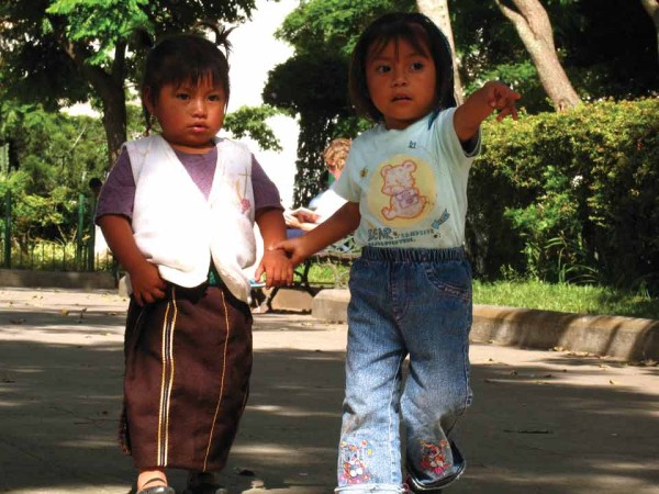 Two Guatemalan Girls in Parque Central in Antigua Guatemala (image by photos.rudygiron.com)