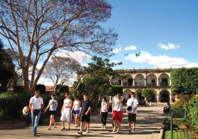 A tourist group in Parque Central in Antigua Guatemala (image by photos.rudygiron.com)