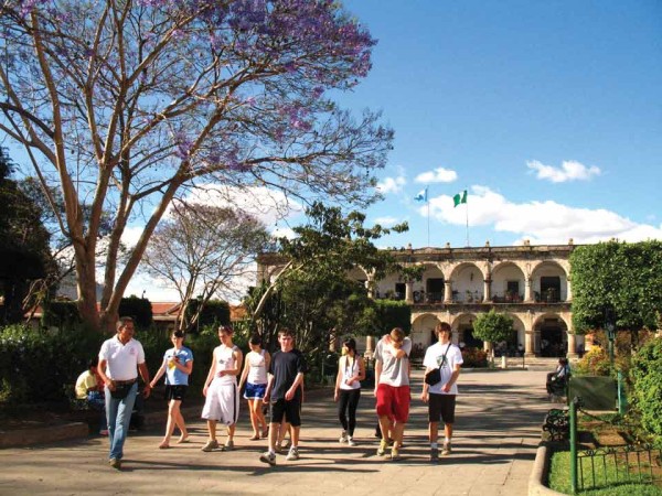 A tourist group in Parque Central in Antigua Guatemala (image by photos.rudygiron.com)