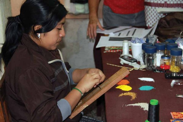 Artisan group Arco Iris gets the community of Sololá involved in the world of crafts