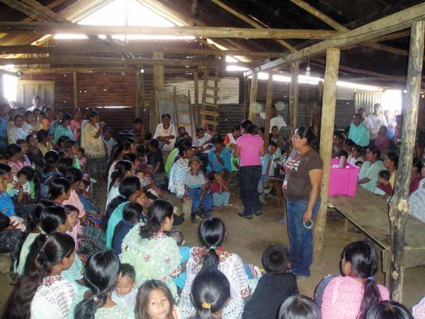 WINGS staff speak to women about family planning during a reproductive health charla in Alta Verapaz.