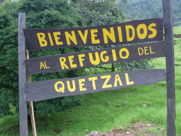 Signboard "Bienvenido a Refugio del Quetzal"