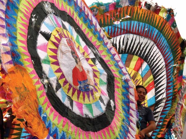 Giant kites of Santiago Sacatepéquez (image by photos.rudy giron.com)