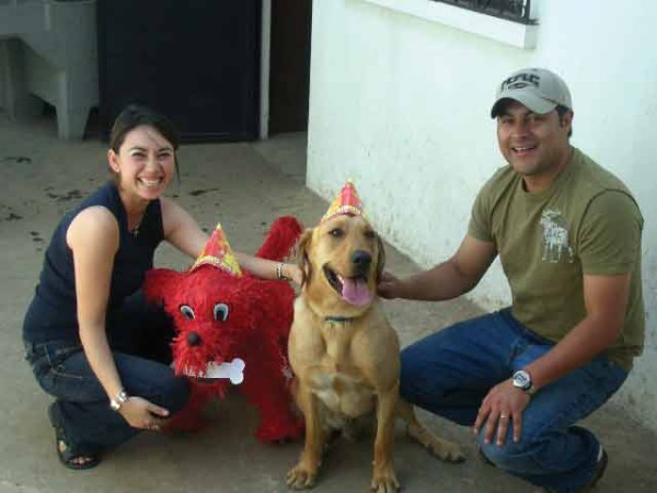 Milo y su familia celebran su cumpleaños.