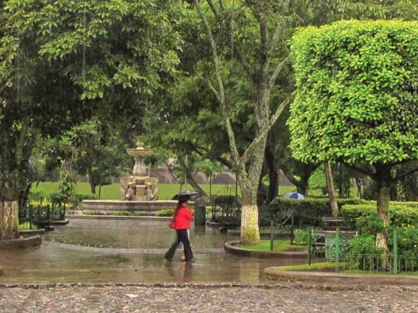 Central Park of Antigua Guatemala (image by photos.rudygiron.com)