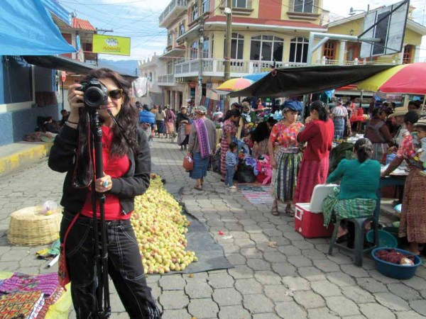 Filmmaker Lisa Russell on location for ¡PODER! in the the central market of Concepción Chiquirichapa. (Lorena Gómez-Barris, Agali Staff)