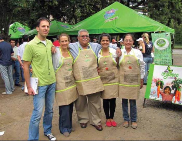 Event organizer and nutritional counselor David Elron with Día Orgánico participants