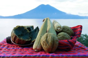 Posición/Position: Mención honorífica / Honorable mention Tema/theme: Comida guatemalteca / Guatemalan food Título/title: Comida en honor a los santos Lugar/place: Santa Cruz la Laguna, Sololá Autor/author: Estela Simaj Web: fb.com/estela.simaj