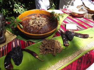 Posición/Position: 2do lugar / 2nd place Premio/Prize: Porta lapiceros de Jades Xibalbá Tema/theme: Comida guatemalteca / Guatemalan food Título/title: Platanitos en mole Lugar/place: La Antigua Guatemala Autor/author: Jaime Barrientos Montalvo