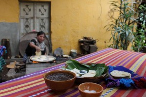 Posición/Position: 1er lugar / 1st place Premio: Cena para dos en el restaurante La Peña de Sol Latino / Dinner for two at La Peña de Sol Tema/theme: Comida guatemalteca / Guatemalan food Título/title: Tortillitas con Frijol Lugar/place: San Antonio Milpas Altas, Sacatepéquez Autor/author: Vernick Galindo Quan Web: lerocomunicaciones.com