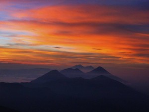 Posición/Position: 2do lugar / 2nd place Premio: Piza papel de Jades Xibalbá Tema/theme: Volcanes de Guatemala / Volcanoes in Guatemala Título/title: Paquisis, San Pedro, Atitlan, Toliman, Acatenango y Fuego Lugar/place: La cumbre del Volcán Santo Tomas Autor/author: José Estuardo Ruiz de León