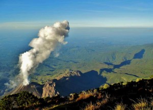 Posición/Position: 1er lugar / 1st place Premio: 1 vale por Q250 en brunch dominical en Mesón Panza Verde Tema/theme: Volcanes de Guatemala / Volcanoes in Guatemala Título/title: El pequeño poderoso Lugar/place: Cumbre del volcán Santa María viendo el Santiaguito Autor/author: David Pérez