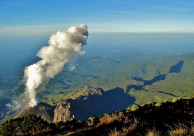 Posición/Position: 1er lugar / 1st place Premio: 1 vale por Q250 en brunch dominical en Mesón Panza Verde Tema/theme: Volcanes de Guatemala / Volcanoes in Guatemala Título/title: El pequeño poderoso Lugar/place: Cumbre del volcán Santa María viendo el Santiaguito Autor/author: David Pérez