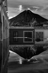 Posición/Position: Mención honorífica / Honorable mention Tema/theme: Volcanes de Guatemala / Volcanoes in Guatemala Título/title: Reflejo Lugar/place: La Antigua Guatemala Autor/author: Camilo Sarti