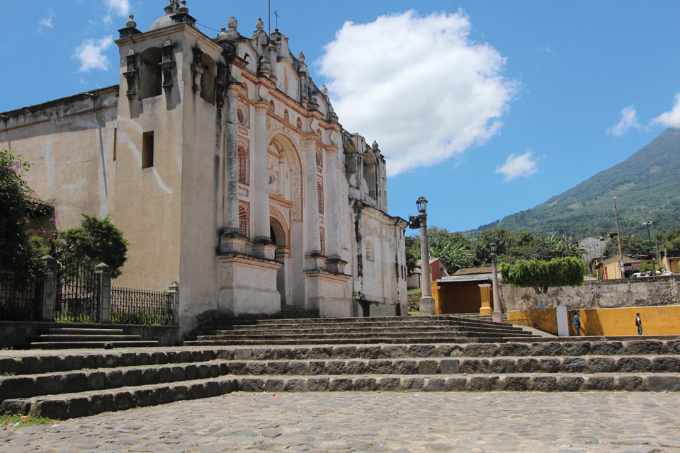 The church alongside the palace is one of the best examples of colonial architecture in Guatemala and the colonial art inside is fabulous. (photo: Cesár Tián)
